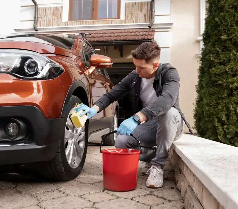 Lavage auto à domicile Saint-Prouant : professionnel intervenant sur un véhicule